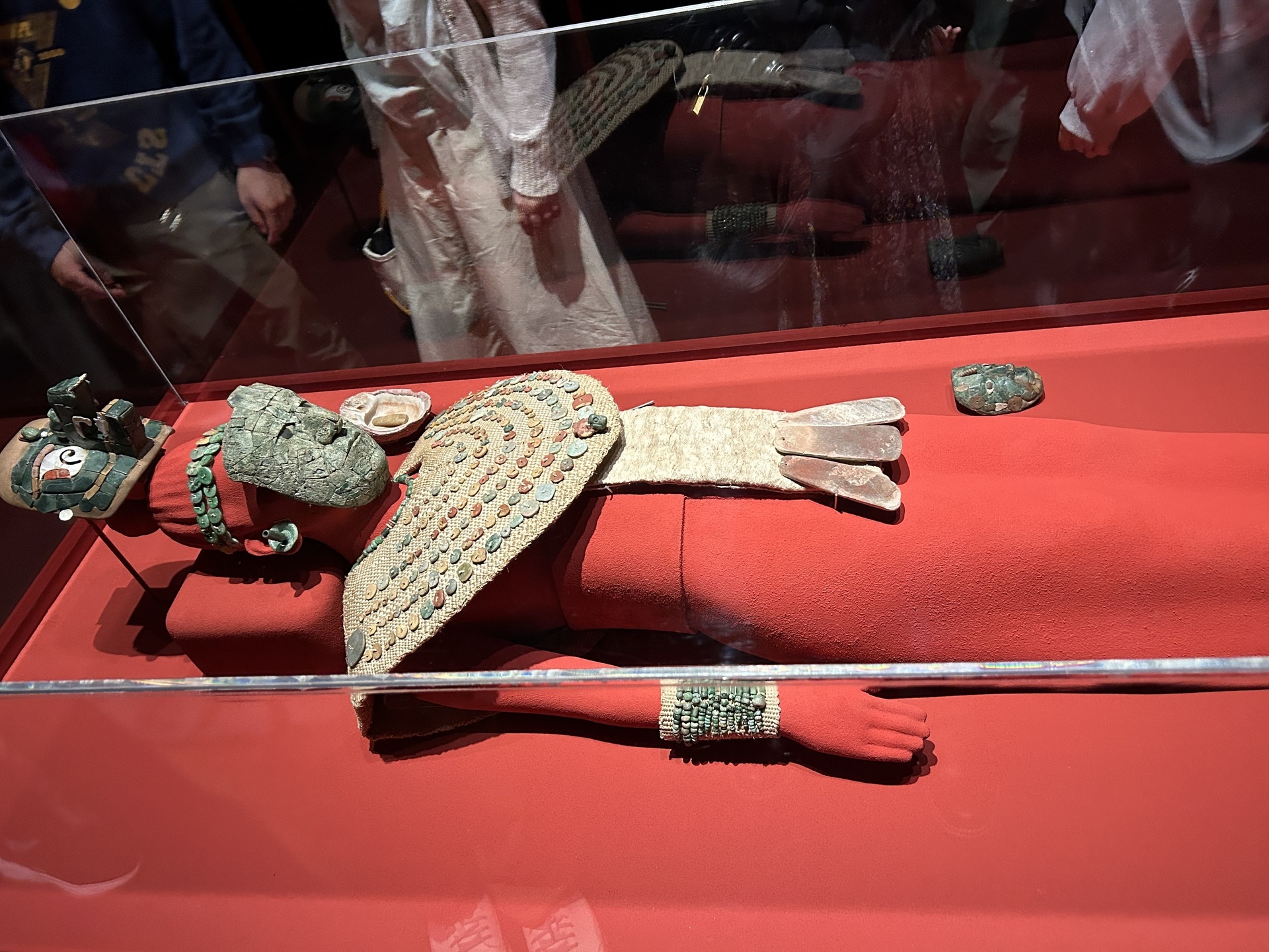 見事なヒスイの石仮面を古代マヤの王墓で発見、「闇の時代」に光